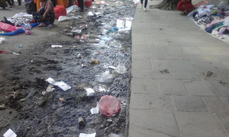 वनकालीमा सडकमाथिबाट बगेको ढलले साउने सोमबारका भक्तजनलाई असर